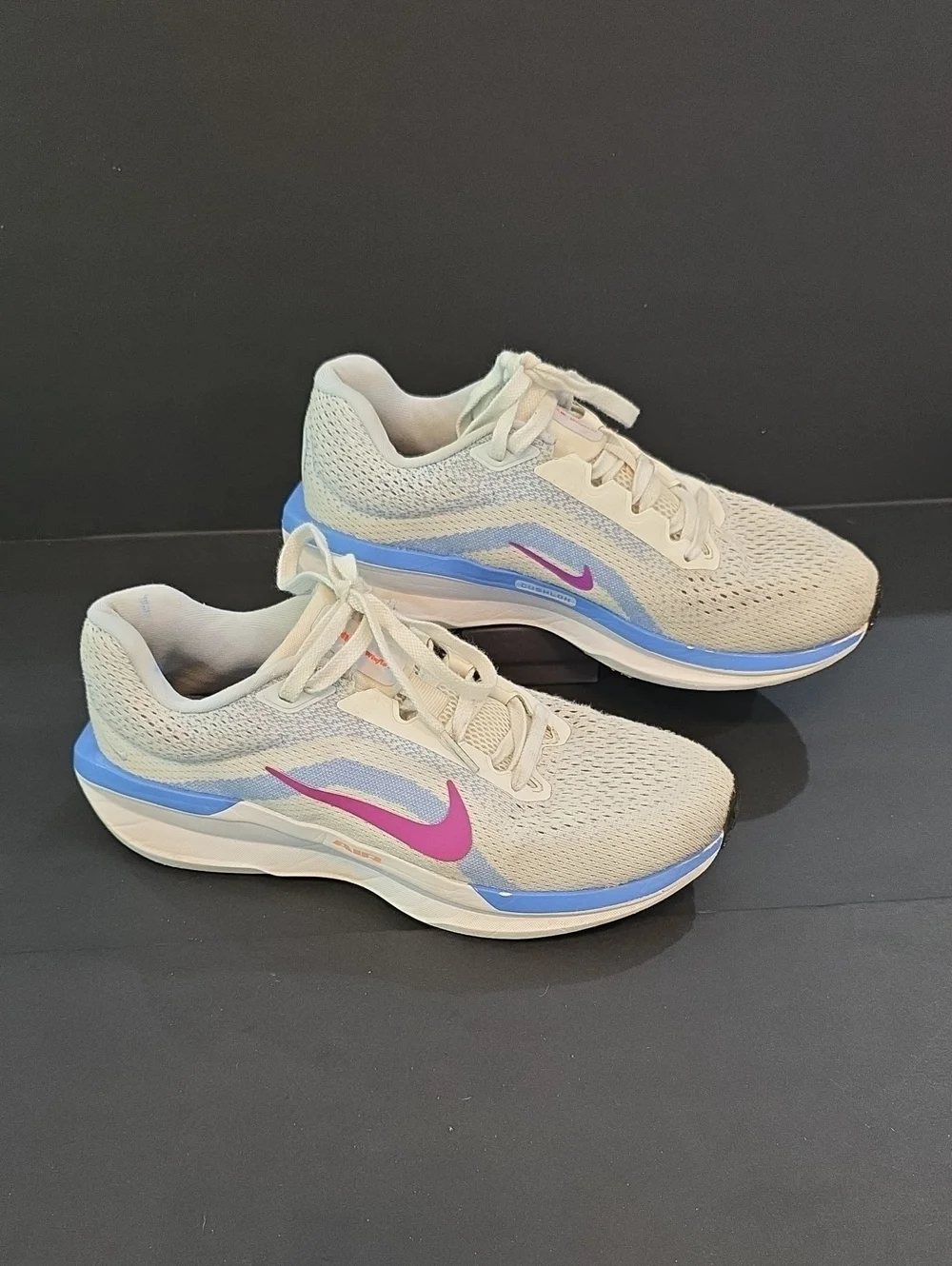 Nike Winflo 11 Women's Sneakers - Cream with Blue & Pink Accents Size 8.5